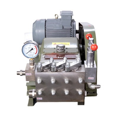 Gjengjeldende triplex stempelpumpe